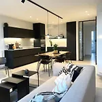 Molo Roof: Stylish Marina View Penthouse In Apartment