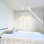 Molo Roof: Stylish Marina View Penthouse In
