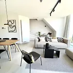 Molo Roof: Stylish Marina View Penthouse In Apartment